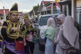 Para Ninik Mamak berjalan mengelilingi desa sambil memercikkan air ramuan ke warga saat pelaksanaan tradisi Mengasap Negeri di Semurup, Kerinci, Jambi, Rabu (25/6/2025). Kegiatan yang dipimpin para pemangku adat dari Desa Koto Baru, Air Tenang, dan Sawahan Jaya yang membawa kemenyan dan air ramuan kembang untuk menolak bala tersebut diikuti sekitar lima ratus warga. ANTARA FOTO/Wahdi Septiawan/nz.