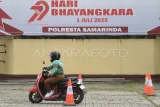 Seorang pengendara ojek daring bermanuver saat mengikuti kompetisi keselamatan berkendara atau safety riding di Mapolresta Samarinda, Kalimantan Timur, Kamis (26/6/2025). Kompetisi yang diselenggarakan dalam rangka memeriahkan HUT Ke-79 Bhayangkara itu diikuti puluhan ojek daring untuk menguji keterampilan berkendara aman dan kemampuan ketika berkendara yang efektif untuk peningkatan kesadaran atas prediksi bahaya di jalan raya. Antara Kaltim/M Risyal Hidayat