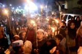 Warga membawa obor saat mengikuti pawai menyambut Tahun Baru Islam di kawasan Jalan Merdeka, Samarinda, Kalimantan Timur, Kamis (26/6/2025). Pawai obor tersebut untuk menyambut Tahun Baru Islam 1 Muharram 1447 Hijriah. Antara Kaltim/M Risyal Hidayat
