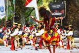 Penari jathilan dan bujangganong yang merupakan bagian dari tari Reog Ponorogo tampil di kawasan objek wisata telaga Ngebel, Ponorogo, Jawa Timur, Jumat (27/6/2025). Pemkab Ponorogo menggelar pertunjukan reog tersebut untuk menarik sekaligus menghibur wisatawan pada saat libur panjang perayaan tahun baru dalam penanggalan Jawa 1 Suro bersamaan tahun baru Hijriyah 1 Muharam. Antara Jatim/Siswowidodo/um 