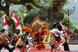 Sejumlah penari Reog Ponorogo tampil di kawasan objek wisata telaga Ngebel, Ponorogo, Jawa Timur, Jumat (27/6/2025). Pemkab Ponorogo menggelar pertunjukan reog tersebut untuk menarik sekaligus menghibur wisatawan pada saat libur panjang perayaan tahun baru dalam penanggalan Jawa 1 Suro bersamaan tahun baru Hijriyah 1 Muharam. Antara Jatim/Siswowidodo/um 