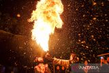 Pelajar putri melakukan atraksi sembur api di Desa Cibiru Hilir, Kabupaten Bandung, Jawa Barat, Kamis (26/6/2025). Atraksi sembur api oleh pelajar putri dari DKM Masjid Safinatussalam tersebut diselenggarakan untuk memeriahkan Tahun Baru Islam 1 Muharram 1447 Hijriah. ANTARA FOTO/Raisan Al Farisi/agr
