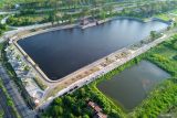 Foto Udara suasana Embung Ketapang komplek Taman Pusat Pengendalian Lumpur Sidoarjo (PPLS) di Kawasan Tanggulangin, Sidoarjo, Jawa Timur, Jumat (27/6/2025). Embung Ketapang merupakan kolam yang digunakan untuk menampung air di kala hujan deras yang melanda Jalan Raya Porong. Antara Jatim/Umarul Faruq