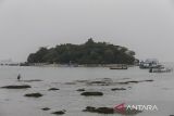 Wisatawan mengunjungi Pulau Merak Kecil di Kota Cilegon, Banten, Jumat (27/6/2025). Kementerian Kelautan dan Perikanan menegaskan pulau tidak bisa diperjualbelikan karena tidak terdapat dasar hukum yang membolehkan transaksi atas entitas geografis tersebut di Indonesia, serta mendorong pemanfaatan pulau kecil diprioritaskan untuk kegiatan ekowisata, konservasi, budi daya laut berkelanjutan, dan riset kelautan yang semuanya harus dijalankan dalam kerangka yang legal dan transparan. ANTARA FOTO/Angga Budhiyanto/gp