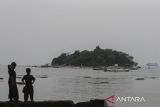 Wisatawan mengunjungi Pulau Merak Kecil di Kota Cilegon, Banten, Jumat (27/6/2025). Kementerian Kelautan dan Perikanan menegaskan pulau tidak bisa diperjualbelikan karena tidak terdapat dasar hukum yang membolehkan transaksi atas entitas geografis tersebut di Indonesia, serta mendorong pemanfaatan pulau kecil diprioritaskan untuk kegiatan ekowisata, konservasi, budi daya laut berkelanjutan, dan riset kelautan yang semuanya harus dijalankan dalam kerangka yang legal dan transparan. ANTARA FOTO/Angga Budhiyanto/gp