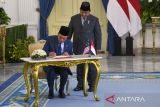 Presiden Prabowo Subianto (kanan) mendampingi Perdana Menteri Malaysia Anwar Ibrahim (kiri) mengisi buku tamu setibanya di Istana Merdeka, Jakarta, Jumat (27/6/2025). Kunjungan kenegaraan PM Malaysia Anwar Ibrahim di Istana Kepresidenan Jakarta tersebut untuk membahas hubungan bilateral, tindak lanjut dari sejumlah agenda ASEAN di Kuala Lumpur beberapa waktu lalu, serta bertukar pandangan soal dinamika kawasan dan global yang menjadi perhatian bersama. ANTARA FOTO/Galih Pradipta/app/nym.