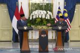 Presiden Prabowo Subianto (kanan) dan Perdana Menteri Malaysia Anwar Ibrahim (kiri) menyampaikan paparan dalam konferensi pers usai pertemuan bilateral di Istana Merdeka, Jakarta, Jumat (27/6/2025). Kunjungan kenegaraan PM Malaysia Anwar Ibrahim di Istana Kepresidenan Jakarta tersebut untuk membahas hubungan bilateral, tindak lanjut dari sejumlah agenda ASEAN di Kuala Lumpur beberapa waktu lalu, serta bertukar pandangan soal dinamika kawasan dan global yang menjadi perhatian bersama. ANTARA FOTO/Galih Pradipta/app/rwa.