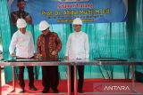 Menteri Pendidikan Dasar dan Menengah (Mendikdasmen), Abdul Mu'ti (tengah) bersama Wakil Gubernur Aceh, Fadhullah (kiri) menandatangani prasasti saat peletakan  batu pertama pembangunan  Sekolah Menengah Kejuruan Muhammadiyah (SMKM) di Banda Aceh, Aceh, Jumat (27/6/2025). Pembangunan SMKM di lahan seluas 2.250 meter itu menggantikan bagunan sekolah yang lama dan nantinya akan diperuntukan bagi seluruh pelajar di Aceh dalam upaya memajukan program pembangunan pendidikan nasional. ANTARA FOTO/Amp[elsa.