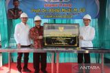 Menteri Pendidikan Dasar dan Menengah (Mendikdasmen), Abdul Mu'ti (tengah) didampingi Wakil Gubernur Aceh, Fadhullah (kiri) memperlihatkan prasasti seusai ditandatangani pada kegiatan peletakan batu pertama pembangunan  Sekolah Menengah Kejuruan Muhammadiyah (SMKM) di Banda Aceh, Aceh, Jumat (27/6/2025). Pembangunan SMKM di lahan seluas 2.250 meter itu menggantikan bagunan sekolah yang lama dan nantinya akan diperuntukan bagi seluruh pelajar di Aceh dalam upaya memajukan program pembangunan pendidikan nasional. ANTARA FOTO/Amp[elsa.