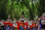 Warga menarikan tarian Wuling saat prosesi Grebeg Suro di Hutan Bambu, Desa Sumbermujur, Kecamatan Candipuro, Lumajang, Jawa Timur, Jumat (27/6/2025). Tradisi Grebeg Suro dengan arakan gunungan dan memendam kepala sapi di titik sumber air tersebut dilakukan sejumlah masyarakat sekitar kaki Gunung Semeru setiap tahun pada satu Suro dalam penanggalan Jawa sebagai ungkapan rasa syukur akan sumber air yang melimpah. ANTARA Jatim/Irfan Sumanjaya/mas.