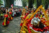 Warga menarikan tarian Wuling saat prosesi Grebeg Suro di Hutan Bambu, Desa Sumbermujur, Kecamatan Candipuro, Lumajang, Jawa Timur, Jumat (27/6/2025). Tradisi Grebeg Suro dengan arakan gunungan dan memendam kepala sapi di titik sumber air tersebut dilakukan sejumlah masyarakat sekitar kaki Gunung Semeru setiap tahun pada satu Suro dalam penanggalan Jawa sebagai ungkapan rasa syukur akan sumber air yang melimpah. ANTARA Jatim/Irfan Sumanjaya/mas.