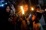 Warga menyalakan obor saat mengikuti pawai di Cipondoh, Kota Tangerang, Banten, Kamis (26/6/2025). Pawai obor tersebut digelar dalam rangka menyambut Tahun Baru Islam 1 Muharam 1447 Hijriah. ANTARA FOTO/Putra M. Akbar/foc. 
