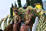 Peserta mengikuti Kirab Budaya Lintas Sejarah di Kabupaten Ponorogo, Jawa Timur, Kamis (26/6/2025). Kirab budaya tersebut untuk menyambut datangnya tahun baru Hijriyah 1 Muharram bersamaan dengan 1 Suro dalam penanggalan Jawa, dan diikuti ribuan peserta terdiri pejabat daerah, perwakilan kantor pemerintah, sekolah, swasta, serta masyarakat umum. ANTARA Jatim/Siswowidodo/mas.