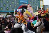 Peserta mengikuti Kirab Budaya Lintas Sejarah di Kabupaten Ponorogo, Jawa Timur, Kamis (26/6/2025). Kirab budaya tersebut untuk menyambut datangnya tahun baru Hijriyah 1 Muharram bersamaan dengan 1 Suro dalam penanggalan Jawa, dan diikuti ribuan peserta terdiri pejabat daerah, perwakilan kantor pemerintah, sekolah, swasta, serta masyarakat umum. ANTARA Jatim/Siswowidodo/mas.