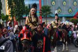 Peserta mengikuti Kirab Budaya Lintas Sejarah di Kabupaten Ponorogo, Jawa Timur, Kamis (26/6/2025). Kirab budaya tersebut untuk menyambut datangnya tahun baru Hijriyah 1 Muharram bersamaan dengan 1 Suro dalam penanggalan Jawa, dan diikuti ribuan peserta terdiri pejabat daerah, perwakilan kantor pemerintah, sekolah, swasta, serta masyarakat umum. ANTARA Jatim/Siswowidodo/mas.