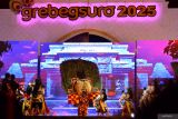 Sejumlah penari reog Ponorogo tampil pada puncak perayaan Grebeg Suro di Alun-alun Ponorogo, Jawa Timur, Kamis (26/6/2025). Rangkaian acara Grebeg Suro untuk menyambut datangnya tahun baru Islam sekaligus tahun baru Jawa tersebut berlangsung 4-26 juni dengan berbagai kegiatan seni budaya dan keagamaan. ANTARA Jatim/Siswowidodo/mas.