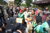 Polda Kepri gandeng komunitas Moge salurkan bansos untuk ojol