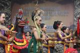 Sejumlah penari tampil pada Festival Sendratari Dewi Songgolangit di Kota Kediri, Jawa Timur, Sabtu (28/6/2025). Festival Sendratari Dewi Songgolangit yang diselenggarakan Pemerintah Kota Kediri tersebut merupakan versi kesenian jaranan mengangkat epos cerita rakyat kisah raja dari Kerajaan Wengker Klono Sewandono melamar putri Raja Airlangga dari Kerajaan Kediri Dewi Songgolangit yang ditampilkan selama sehari dengan melibatkan 8 sanggar tari. Antara Jatim/Prasetia Fauzani/um