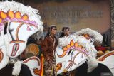 Sejumlah penari tampil pada Festival Sendratari Dewi Songgolangit di Kota Kediri, Jawa Timur, Sabtu (28/6/2025). Festival Sendratari Dewi Songgolangit yang diselenggarakan Pemerintah Kota Kediri tersebut merupakan versi kesenian jaranan mengangkat epos cerita rakyat kisah raja dari Kerajaan Wengker Klono Sewandono melamar putri Raja Airlangga dari Kerajaan Kediri Dewi Songgolangit yang ditampilkan selama sehari dengan melibatkan 8 sanggar tari. Antara Jatim/Prasetia Fauzani/um