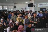 Sejumlah wajib pajak antre untuk membayar pajak kendaraan bermotor di Samsat Kota Serang, Banten, Sabtu (28/6/2025). Pemerintah Provinsi Banten resmi memperpanjang masa pemutihan denda pajak kendaraan bermotor hingga 31 Oktober 2025 guna merespon masukan dan permohonan dari masyarakat, sebagaimana tercantum dalam Keputusan Gubernur Banten Nomor 286 Tahun 2025 yang memberikan penghapusan denda dan pokok pajak kendaraan bermotor di bawah tahun 2025. ANTARA FOTO/Angga Budhiyanto/gp