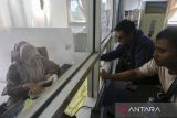 Wajib pajak antre untuk mengambil STNK usai membayar pajak kendaraan bermotor di Samsat Kota Serang, Banten, Sabtu (28/6/2025). Pemerintah Provinsi Banten resmi memperpanjang masa pemutihan denda pajak kendaraan bermotor hingga 31 Oktober 2025 guna merespon masukan dan permohonan dari masyarakat, sebagaimana tercantum dalam Keputusan Gubernur Banten Nomor 286 Tahun 2025 yang memberikan penghapusan denda dan pokok pajak kendaraan bermotor di bawah tahun 2025. ANTARA FOTO/Angga Budhiyanto/gp