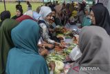Warga membeli sayuran pada Gerakan Pangan Murah (GPM) di Desa Buniseuri, Kabupaten Ciamis, Jawa Barat, Jumat (27/6/2024). Badan Pangan Nasional menggelar GPM yang menyediakan dua ton beras premium, tiga kuintal beras SPHP, 800 liter minyak goreng, satu kuintal terigu,150 kilogram telur, dua kuintal gula, daging dan sayuran dengan harga yang lebih murah dibandingkan di pasar dalam rangka menjaga stabilitas pasokan dan harga pangan. ANTARA FOTO/Adeng Bustomi/agr
