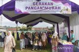 Warga antre membeli sembako pada Gerakan Pangan Murah (GPM) di Desa Buniseuri, Kabupaten Ciamis, Jawa Barat, Jumat (27/6/2024). Badan Pangan Nasional menggelar GPM yang menyediakan dua ton beras premium, tiga kuintal beras SPHP, 800 liter minyak goreng, satu kuintal terigu,150 kilogram telur, dua kuintal gula, daging dan sayuran dengan harga yang lebih murah dibandingkan di pasar dalam rangka menjaga stabilitas pasokan dan harga pangan. ANTARA FOTO/Adeng Bustomi/agr