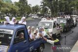 Kafilah menggunakan mobil bak terbuka mengikuti pawai ta'aruf di Kabupaten Ciamis, Jawa Barat, Sabtu (28/6/2025). Pawai yang menggunakan mobil, truk, bak terbuka dan sepeda motor itu diikuti ribuan santri se-Ciamis tersebut dalam rangka menyambut Tahun Baru Islam 1 Muharram 1447 Hijriah. ANTARA FOTO/Adeng Bustomi/agr