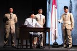 Sejumlah pemain mementaskan pertunjukan teater berjudul Imam Al Bukhari dan Soekarno di Balai Budaya, Surabaya, Jawa Timur, Jumat (27/6/2025). Pertunjukan teater kolaborasi antara seniman Indonesia dan Uzbekistan itu menceritakan tentang perjalanan Presiden pertama RI Soekarno ke Uzbekistan pada tahun 1956. ANTARA Jatim/Didik Suhartono/mas.