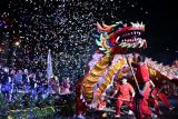 Grup liong Naga Merah Putih beraksi saat helaran budaya di jalan Sudirman, Kota Bogor, Jawa Barat, Sabtu (28/6/2025) malam. Helaran budaya yang digelar dalam rangka Hari Jadi Bogor yang ke-543 tersebut diikuti sekitar 36 peserta dan grup yang menampilkan ragam seni dan budaya dari berbagai daerah di Nusantara. ANTARA FOTO/Arif Firmansyah 