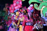 Sejumlah peserta mengenakan kostum bunga saat helaran budaya di jalan Sudirman, Kota Bogor, Jawa Barat, Sabtu (28/6/2025) malam. Helaran budaya yang digelar dalam rangka Hari Jadi Bogor yang ke-543 tersebut diikuti sekitar 36 peserta dan grup yang menampilkan ragam seni dan budaya dari berbagai daerah di Nusantara. ANTARA FOTO/Arif Firmansyah/YU