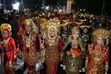 Sejumlah peserta mengenakan busana khas Sumatera Barat saat helaran budaya di jalan Sudirman, Kota Bogor, Jawa Barat, Sabtu (28/6/2025) malam. Helaran budaya yang digelar dalam rangka Hari Jadi Bogor yang ke-543 tersebut diikuti sekitar 36 peserta dan grup yang menampilkan ragam seni dan budaya dari berbagai daerah di Nusantara. ANTARA FOTO/Arif Firmansyah/YU 