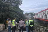 Jembatan penghubung Lahat - Muara Enim roboh, empat truk batubara terperosok