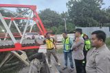 Polisi kawal penanganan jembatan roboh penghubung Lahat - Muara Enim