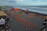 Foto udara penari menampilkan tari Topeng Kaliwungu saat gelaran Festival Segoro Topeng Kaliwungu di Pantai Watu Pecak, Lumajang, Jawa Timur, Minggu (29/6/2025). Festival yang juga masuk dalam agenda Karisma Event Nasional (KEN) tersebut menampilkan 500 penari topeng sebagai upaya untuk meningkatkan kunjungan wisatawan di wilayah itu. ANTARA Jatim/Irfan Sumanjaya/mas.