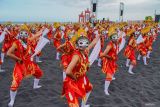 Sejumlah penari menampilkan tari Topeng Kaliwungu saat gelaran Festival Segoro Topeng Kaliwungu di Pantai Watu Pecak, Lumajang, Jawa Timur, Minggu (29/6/2025). Festival yang juga masuk dalam agenda Karisma Event Nasional (KEN) tersebut menampilkan 500 penari topeng sebagai upaya untuk meningkatkan kunjungan wisatawan di wilayah itu. ANTARA Jatim/Irfan Sumanjaya/mas.