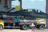 Personil TNI AU memasang  senjata roket pada pesawat tempur F-16 Fighting  Falcon dari Skadron Udara 16 Lanud Roesmin Nurjadin Pekanbaru saat persiapan latihan pertahanan udara di Lanud Sultan Iskandar Muda  (SIM), Blang Bintang, kab Aceh Besar, Aceh, Senin (30/6/25). TNI AU mengerahkan empat pesawat  F-16, pesawat Hercules dan Helikopter puma dalam latihan tempur Cakra C  berlangsung hingga 3 Juli 2025  tersebut untuk meningkatkan  kesiapsiagaan seluruh satuan terkait  dalam pengamanan wilayah udara nasional. ANTARA FOTO/Ampelsa.