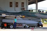 Personil TNI AU memasang  senjata roket pada pesawat tempur F-16 Fighting  Falcon dari Skadron Udara 16 Lanud Roesmin Nurjadin Pekanbaru saat persiapan latihan pertahanan udara di Lanud Sultan Iskandar Muda  (SIM), Blang Bintang, kab Aceh Besar, Aceh, Senin (30/6/25). TNI AU mengerahkan empat pesawat  F-16, pesawat Hercules dan Helikopter puma dalam latihan tempur Cakra C  berlangsung hingga 3 Juli 2025  tersebut untuk meningkatkan  kesiapsiagaan seluruh satuan terkait  dalam pengamanan wilayah udara nasional. ANTARA FOTO/Ampelsa.