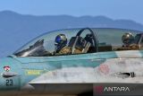 Pesawat tempur F-16 Fighting  Falcon dari Skadron Udara 16 Lanud Roesmin Nurjadin Pekanbaru mendarat di Lanud Sultan Iskandar Muda  (SIM), Blang Bintang, kab Aceh Besar, Aceh, Senin (30/6/25). TNI AU mengerahkan empat pesawat  F-16, pesawat Hercules dan Helikopter puma dalam latihan tempur Cakra C  berlangsung hingga 3 Juli 2025  tersebut untuk meningkatkan  kesiapsiagaan seluruh satuan terkait  dalam pengamanan wilayah udara nasional. ANTARA FOTO/Ampelsa.