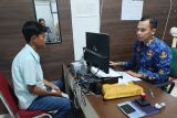Petugas Dinas Kependudukan dan Pencatatan Sipil (Disdukcapil) Kota Pontianak melayani warga yang menjalani perekaman data untuk pembuatan Kartu Tanda Penduduk Elektronik (e-KTP) di Pontianak, Kalimantan Barat, Senin (30/6/2025). Disdukcapil Kota Pontianak melayani pengurusan berbagai dokumen kependudukan, seperti KTP elektronik, akta kelahiran, akta kematian dan dokumen lainnya, dengan menetapkan kuota harian sebanyak 250 pemohon guna memastikan pelayanan berjalan lancar dan efisien. ANTARA FOTO/Jessica Wuysang
