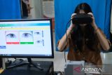 Seorang warga melakukan perekaman iris mata untuk pembuatan KTP elektronik di Kantor Dinas Kependudukan dan Pencatatan Sipil (Disdukcapil) Kota Pontianak, Kalimantan Barat, Senin (30/6/2025). Disdukcapil Kota Pontianak melayani pengurusan berbagai dokumen kependudukan, seperti KTP elektronik, akta kelahiran, akta kematian dan dokumen lainnya, dengan menetapkan kuota harian sebanyak 250 pemohon guna memastikan pelayanan berjalan lancar dan efisien. ANTARA FOTO/Jessica Wuysang
