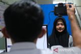 Seorang warga menjalani perekaman data untuk pembuatan KTP elektronik di Kantor Dinas Kependudukan dan Pencatatan Sipil (Disdukcapil) Kota Pontianak, Kalimantan Barat, Senin (30/6/2025). Disdukcapil Kota Pontianak melayani pengurusan berbagai dokumen kependudukan, seperti KTP elektronik, akta kelahiran, akta kematian dan dokumen lainnya, dengan menetapkan kuota harian sebanyak 250 pemohon guna memastikan pelayanan berjalan lancar dan efisien. ANTARA FOTO/Jessica Wuysang