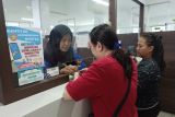 Petugas Dinas Kependudukan dan Pencatatan Sipil (Disdukcapil) Kota Pontianak melayani warga yang mengurus dokumen kependudukan di Pontianak, Kalimantan Barat, Senin (30/6/2025). Disdukcapil Kota Pontianak melayani pengurusan berbagai dokumen kependudukan, seperti KTP elektronik, akta kelahiran, akta kematian dan dokumen lainnya, dengan menetapkan kuota harian sebanyak 250 pemohon guna memastikan pelayanan berjalan lancar dan efisien. ANTARA FOTO/Jessica Wuysang
