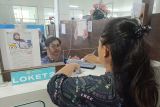 Petugas Dinas Kependudukan dan Pencatatan Sipil (Disdukcapil) Kota Pontianak melayani warga yang mengurus dokumen kependudukan di Pontianak, Kalimantan Barat, Senin (30/6/2025). Disdukcapil Kota Pontianak melayani pengurusan berbagai dokumen kependudukan, seperti KTP elektronik, akta kelahiran, akta kematian dan dokumen lainnya, dengan menetapkan kuota harian sebanyak 250 pemohon guna memastikan pelayanan berjalan lancar dan efisien. ANTARA FOTO/Jessica Wuysang