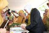 Gubernur Jawa Timur Khofifah Indar Parawansa (kanan) meninjau hasil budidaya tanaman pangan berbasis qoryah thayyibah dalam Milad Aisyiyah ke-108 di Pasuruan, Jawa Timur, Jawa Timur, Senin (1/7/2025). Gubernur Jawa Timur mengapresiasi peran organisasi perempuan Muhammadiyah, Aisyiyah, dalam mendukung program ketahanan pangan nasional pangan melalui basis qoryah thayyibah atau desa yang baik dan diberkahi. Antara Jatim/Fahmi Alfian/um