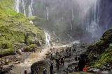 Wisatawan mengunjungi wisata air terjun Tumpak Sewu di Kecamatan Pronojiwo, Lumajang, Jawa Timur, Selasa (1/7/2025). Berdasarkan data Badan Pusat Statistik (BPS) Jatim, jumlah kunjungan wisatawan mancanegara pada Mei 2025 mengalami kenaikan 34,71 persen dibandingkan April 2025 dengan 33.409 kunjungan sedangkan perjalanan wisatawan nusantara pada bulan Mei 2025 mengalami penurunan sebesar 32,68 persen dibandingkan bulan April 2025 terhitung 16,98 juta perjalanan. Antara Jatim/Irfan Sumanjaya/um
