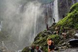Wisatawan mengunjungi wisata air terjun Tumpak Sewu di Kecamatan Pronojiwo, Lumajang, Jawa Timur, Selasa (1/7/2025). Menanggapi beberapa laporan video yang sempat viral terkait pungutan liar di wisata Coban Sewu Wakil Menteri Pariwisata Ni Luh Puspa menyebutkan bahwa wisatawan hanya perlu membayar satu tiket saja dan bisa melaporkan kepada instansi terkait jika menemui aksi pungli di wisata tersebut. Antara Jatim/Irfan Sumanjaya/um