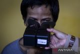 Petugas merekam iris mata warga penyandang disabilitas mental untuk pembuatan KTP elektronik di Kunciran, Pinang, Kota Tangerang, Banten, Selasa (1/7/2025). Pelayanan perekaman data KTP elektronik dengan cara jemput bola tersebut guna mempermudah penyandang disabilitas agar terdaftar dalam administrasi kependudukan sebagai syarat untuk mendapatkan layanan publik hingga program pemerintah. ANTARA FOTO/Putra M. Akbar/gp