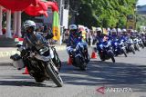 Sejumlah Polisi Lalulintas Polda Aceh mengendarai sepeda motor saat melakukan atraksi ketangkasan safety riding  di lapangan Blang Padang, Banda Aceh, Aceh, Selasa (1/7/2025).  Kegiatan safety riding yang juga dimeriahkan ketangkasan bela diri  dan penampilan tarian itu dalam rangka  memperingati HUT ke 79 Bhayangkara Polri. ANTARA FOTO/Ampelsa.