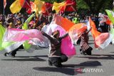 Sejumlah personil Polri menampilkan  tarian kolaborasi di lapangan Blang Padang, Banda Aceh, Aceh, Selasa (1/7/2025).  Tarian kolaborasi yang disertai dengan defile kelompok tani  ketahanan pangan , safety riding, atraksi ketangkasan bela diri  itu dalam rangka  memperingati HUT ke 79 Bhayangkara Polri. ANTARA FOTO/Ampelsa.